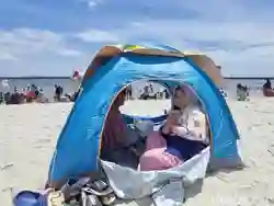 Trik Unik Warga Agar Tidak Kepanasan Saat 'Camping' di Pantai Ancol